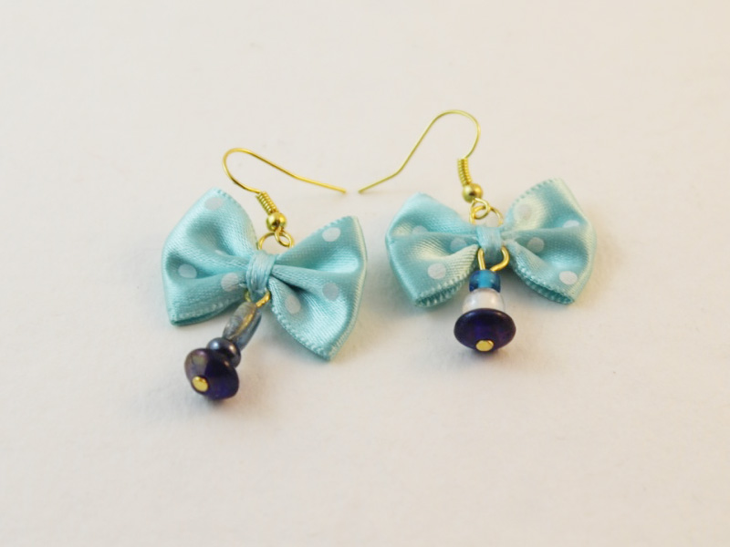 A pair of cute bow earrings