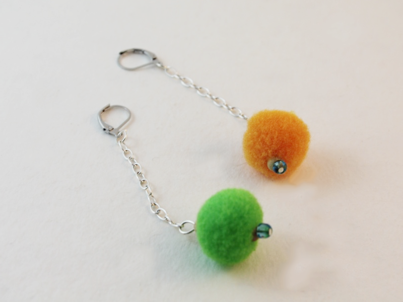 the completed pom pom earrings
