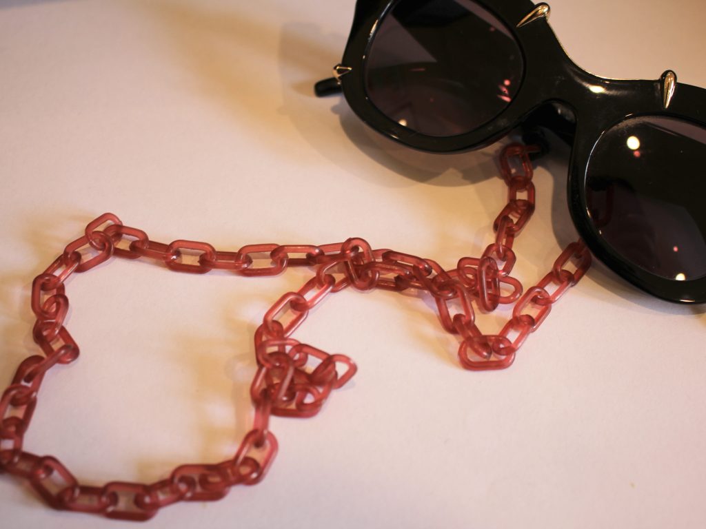 plastic chain on sunglasses