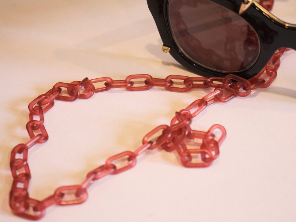 plastic chain on sunglasses